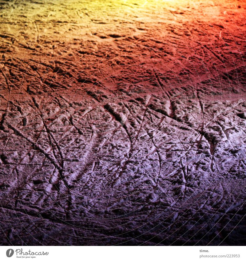 Lebenslinien #21 Schnee fahren gelb violett rot chaotisch Farbe Eisbahn Eisvergnügen Beleuchtung Spuren Abdruck durcheinander Kunstschnee Farbexplosion