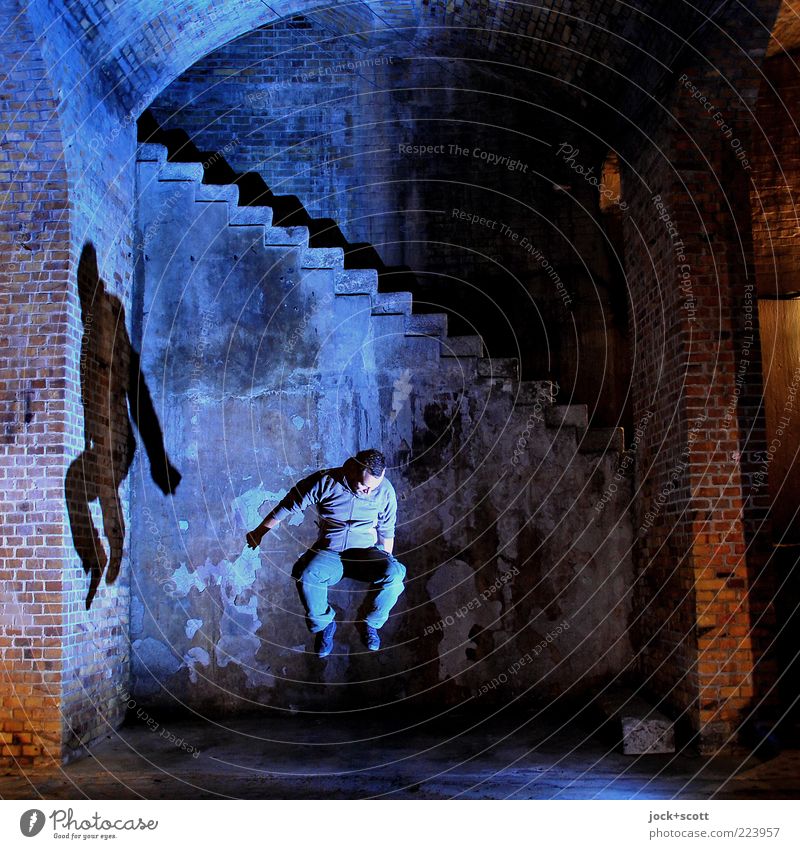 Moment im Sprung Wand Treppe Backstein Bewegung fallen springen außergewöhnlich fantastisch Gefühle Mittelpunkt Zeit Illumination Illusion Reaktionen u. Effekte