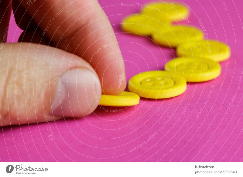 Knöpfe Mann Erwachsene Hand Finger Kunststoff wählen bauen berühren Bewegung festhalten einzigartig gelb violett rosa Vertrauen Verschwiegenheit Reihe Spielen