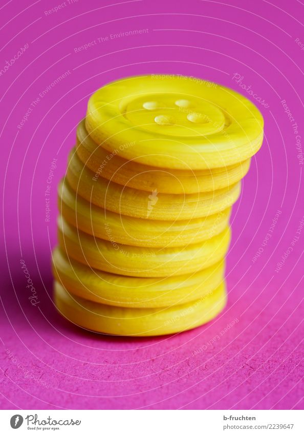 Knöpfe Kunststoff Coolness Erfolg gelb rosa Genauigkeit Zufriedenheit Zusammenhalt Turm Neigung Sicherheit Stapel aufeinander Stabilität zubehör Innenaufnahme