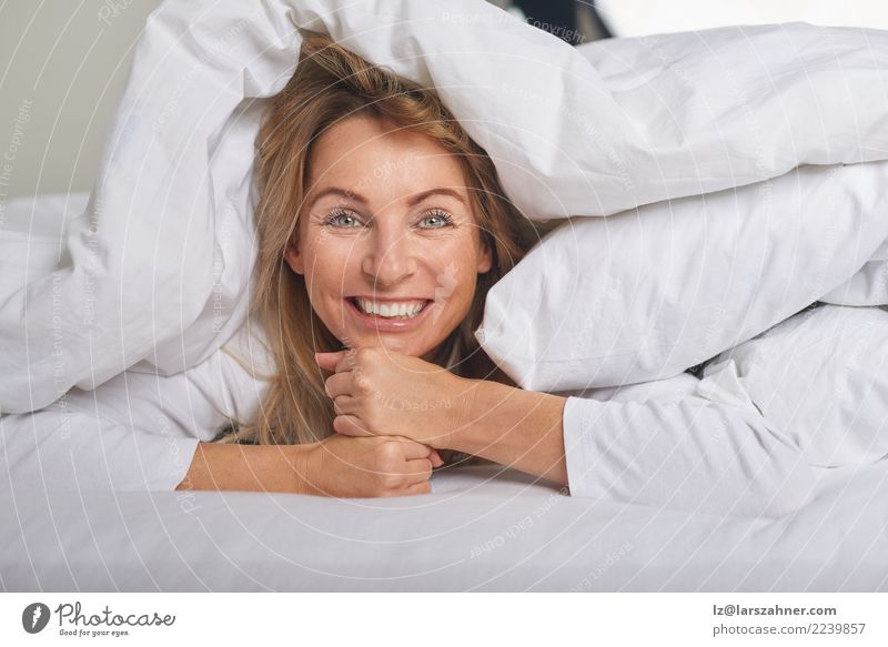 Schöne Frau von mittlerem Alter unter Blättern Glück schön Haut Gesicht Erholung Schlafzimmer Erwachsene 1 Mensch 45-60 Jahre blond Lächeln schlafen