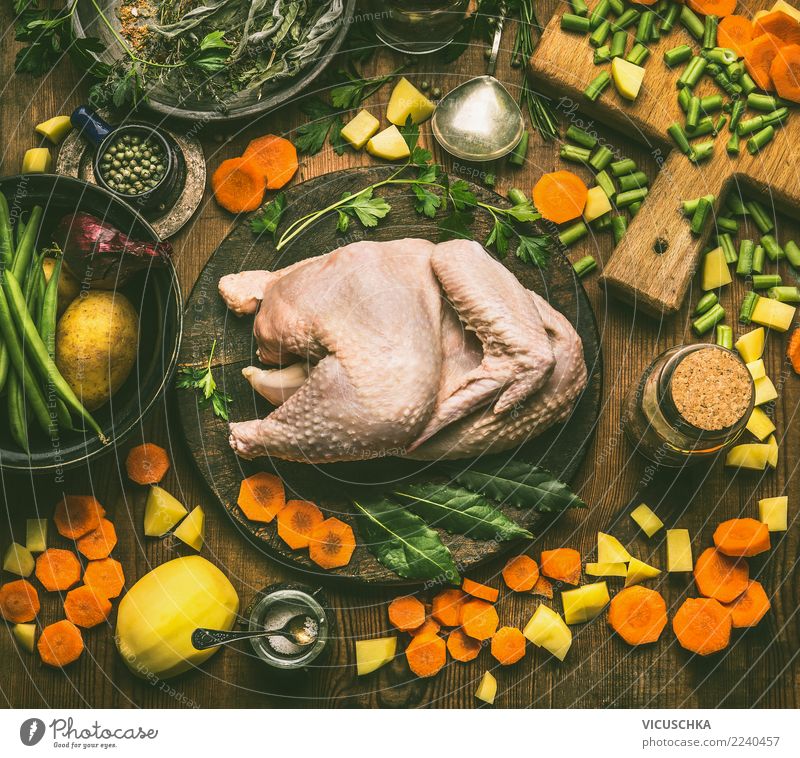 Ganzes Huhn mit Kochzutaten Lebensmittel Fleisch Gemüse Suppe Eintopf Kräuter & Gewürze Ernährung Mittagessen Abendessen Festessen Bioprodukte Slowfood Geschirr