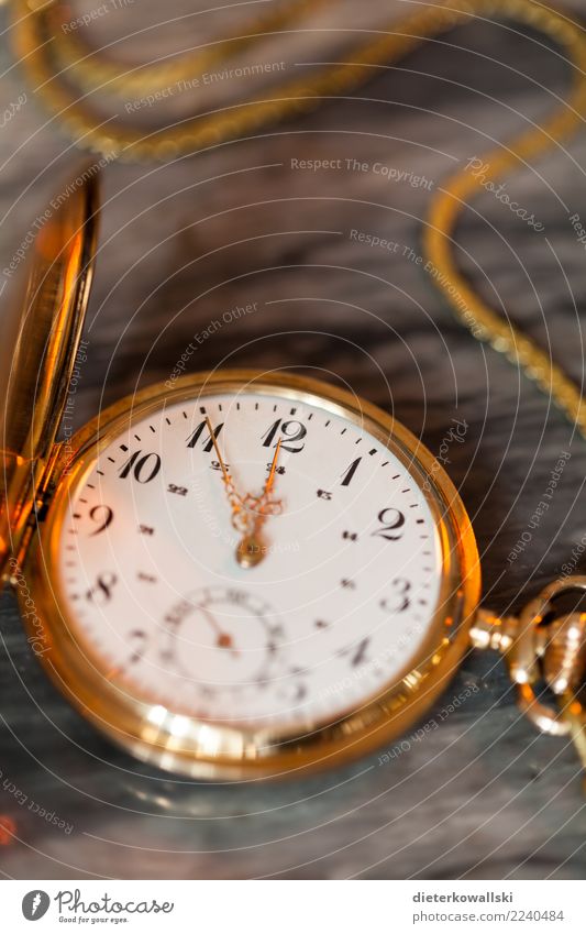 5vor12 Lifestyle kaufen Reichtum elegant Stil Uhr Kompass Klimawandel Accessoire schön Atomkriegsuhr Doomsday Clock Taschenuhr alt Farbfoto Innenaufnahme