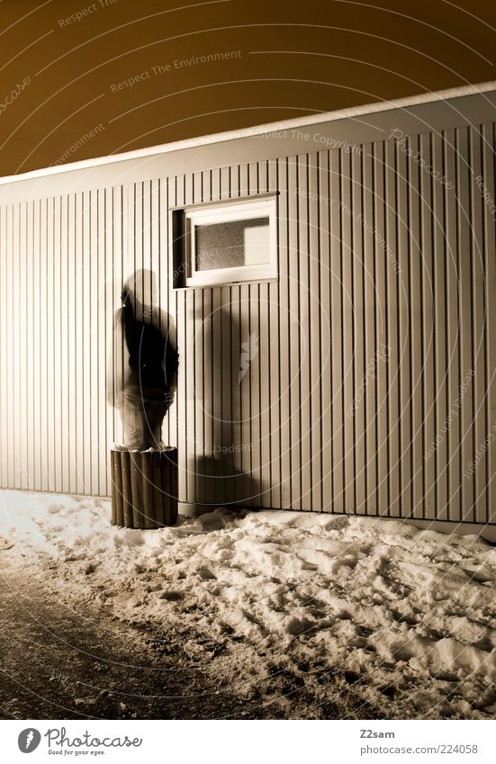 beam me up Haus Mensch 1 Winter Schnee Gebäude Architektur stehen außergewöhnlich dunkel kalt verstört geheimnisvoll träumen Fenster Teleportation Müllbehälter