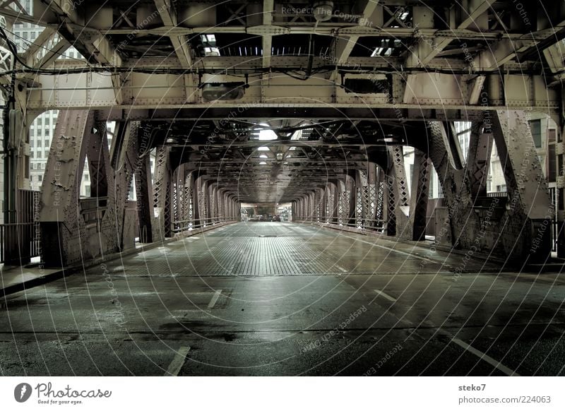Winkelgasse Straße Tunnel Brücke grau grün Mobilität modern Stadt Chicago Stahlträger Stahlbrücke nass schäbig Gedeckte Farben Außenaufnahme Menschenleer