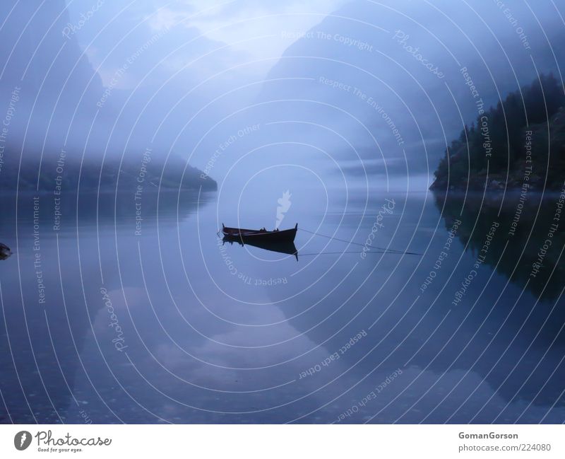 Boot am Fjord Wasser Herbst Nebel Seeufer Fischerboot Wasserfahrzeug blau ruhig Einsamkeit Erholung Ferien & Urlaub & Reisen Farbfoto Außenaufnahme Menschenleer