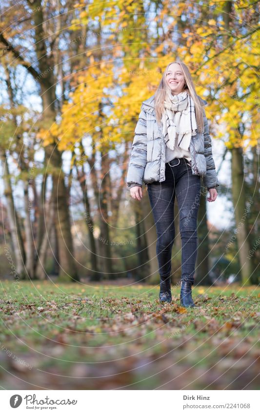 Herbstspaziergang VII Lifestyle Stil Mensch feminin Junge Frau Jugendliche 1 18-30 Jahre Erwachsene Mode Jeanshose Jacke Schal blond langhaarig gehen Lächeln