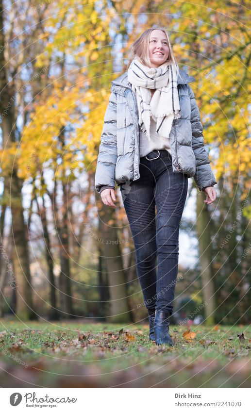 Herbstspaziergang V Lifestyle Stil Ausflug Mensch feminin Junge Frau Jugendliche 1 18-30 Jahre Erwachsene Natur Mode Jeanshose Jacke Schal Stiefel gehen Lächeln