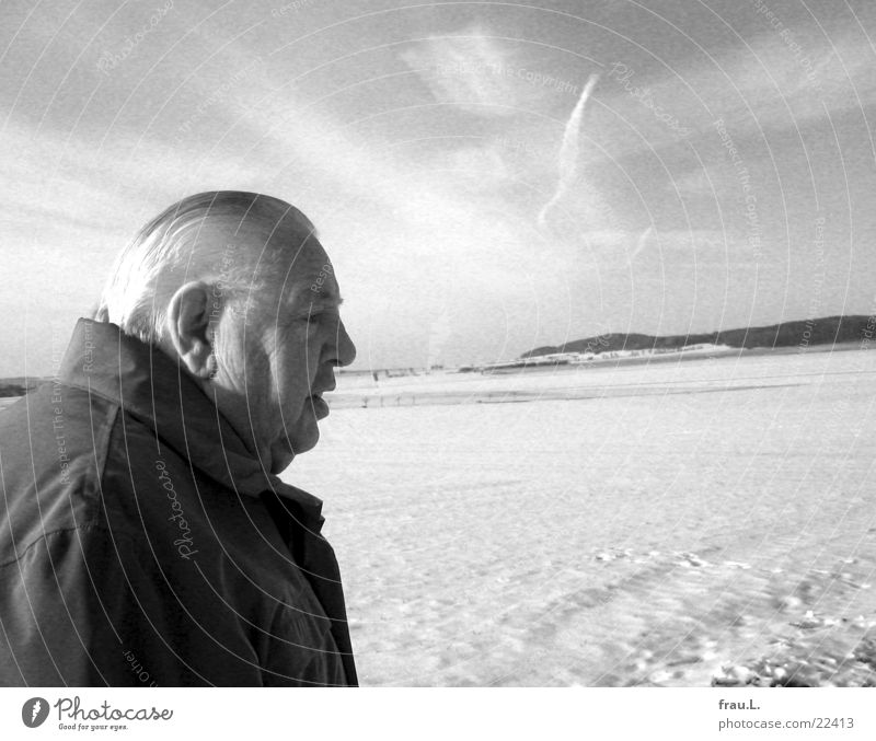 Alter Mann im Schnee Gesicht Winter Erwachsene Senior Feld ruhig authentisch Niedersachsen Grauwert Spaziergang 80 Silhouette Porträt Profil Ferne