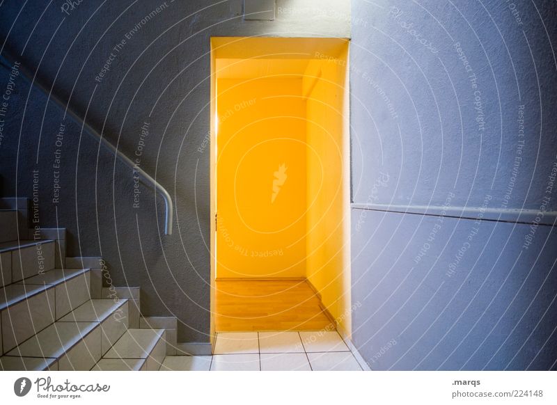 Türchen Innenarchitektur Mauer Wand Treppe leuchten blau gelb Treppengeländer Überraschung geheimnisvoll Ausweg Ausgang Notausgang Farbfoto Innenaufnahme