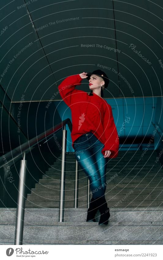 Modell Pose in der Treppe Lifestyle Stil Freude Mensch feminin Junge Frau Jugendliche Bekleidung Arbeitsbekleidung Hut blau rot Fröhlichkeit Coolness Mut