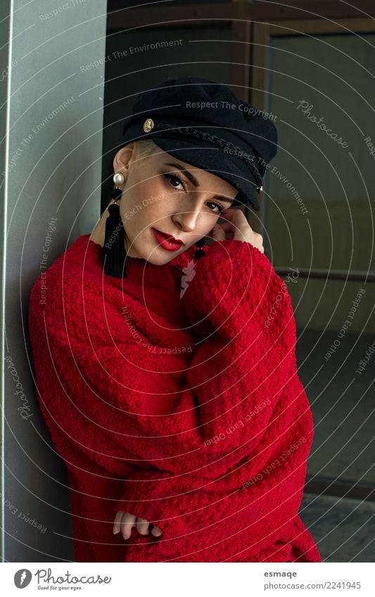 Porträt einer Modefrau mit Hut Lifestyle elegant Freude feminin Junge Frau Jugendliche beobachten Coolness authentisch Fröhlichkeit einzigartig niedlich rot