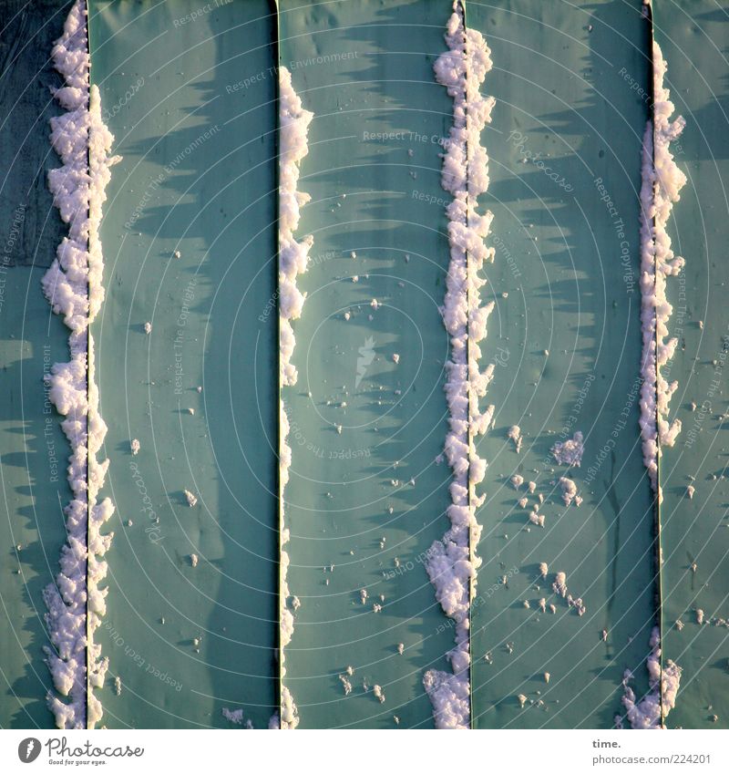 Schneegrenze Wind Rost blau weiß Kupfer Wand kleben parallel Landungsbrücken türkis wetterfest verwittert Fuge Farbfoto Gedeckte Farben Außenaufnahme