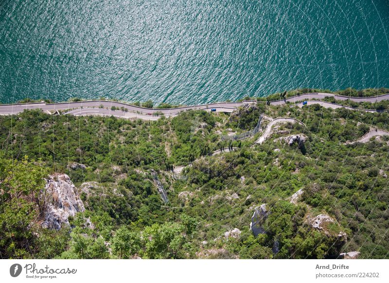 Serpentinen Landschaft Schönes Wetter Sträucher Felsen Berge u. Gebirge Wellen Küste Seeufer Straße Garda Gardasee Kurve Höhe Farbfoto Außenaufnahme