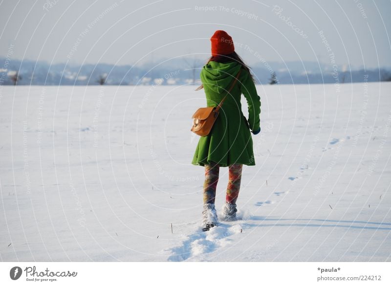 Kommst du mit in den Winter? Lifestyle Ferne Schnee feminin Junge Frau Jugendliche 1 Mensch 18-30 Jahre Erwachsene Landschaft Himmel Schönes Wetter Feld Mode
