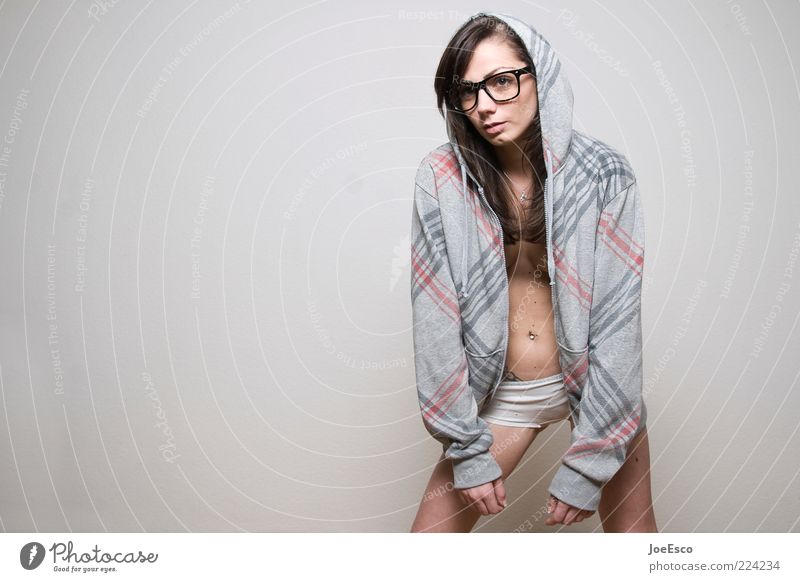 #224234 Lifestyle Stil schön feminin Frau Erwachsene Leben Mode Pullover Unterwäsche Brille beobachten stehen trendy einzigartig nerdig selbstbewußt Coolness