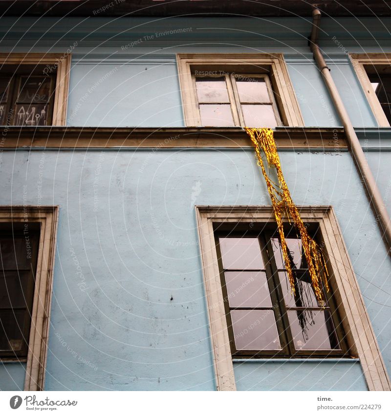 HH10.1 | Hosianna! Lametta! Haus Dekoration & Verzierung Fassade Fenster Dachrinne hängen blau authentisch Fensterscheibe Fenstersims Fallrohr Humor Witz Kunst