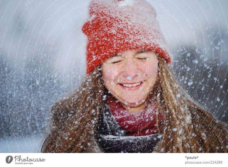 Frohe Weihnachten Freude feminin Jugendliche Kopf Gesicht 1 Mensch Winter Schnee Schneefall Schal Mütze brünett langhaarig Bewegung genießen lachen leuchten