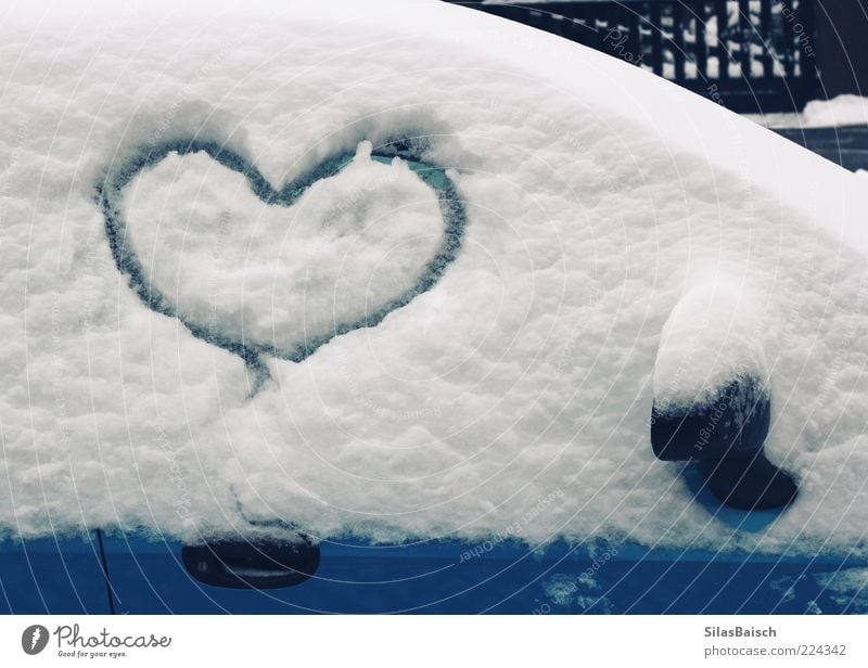 I Love Snow Winter Schnee Fahrzeug PKW Herz herzlich blau weiß Farbfoto Außenaufnahme Tag herzförmig gemalt Symbole & Metaphern Schneedecke Autofenster Liebe