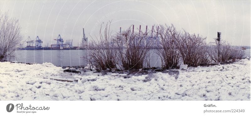 Eiszeit 2 Winter Schnee Landschaft Himmel schlechtes Wetter Frost Flussufer Elbe kalt grau Natur ruhig Hafenkran Farbfoto Außenaufnahme Textfreiraum links Tag