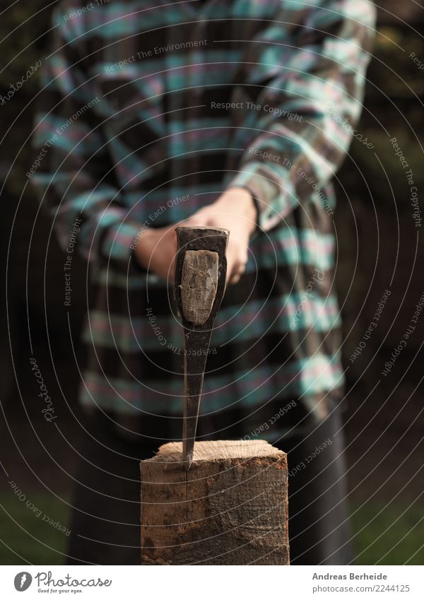 Holz hacken Winter Garten Werkzeug Axt maskulin Mann Erwachsene Hand 1 Mensch 30-45 Jahre Natur Arbeit & Erwerbstätigkeit stark nachhaltig energy cutting axe