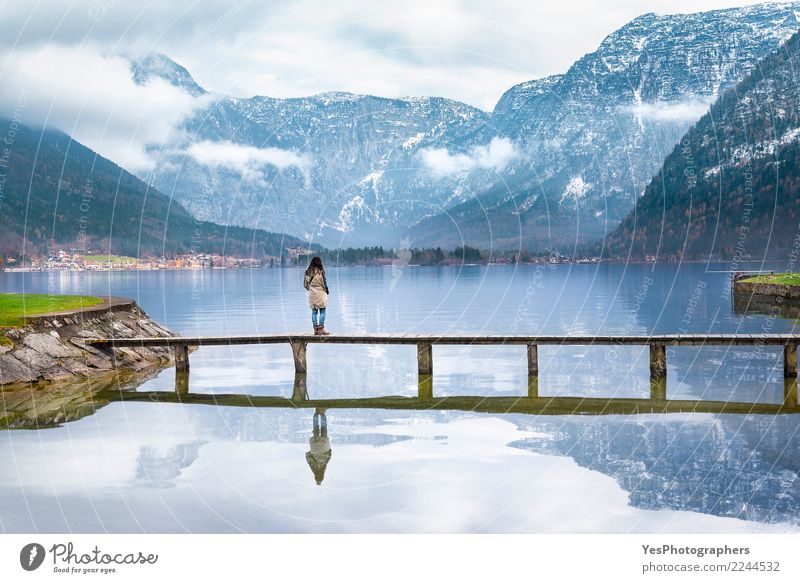 Frau auf einer Plattform über einem alpinen See Ferien & Urlaub & Reisen Tourismus Freiheit Berge u. Gebirge Mensch Junge Frau Jugendliche Erwachsene 1 Natur