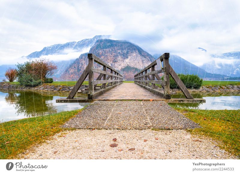Holzbrücke, die zu Berge führt ruhig Ferien & Urlaub & Reisen Tourismus Insel Berge u. Gebirge Natur Schönes Wetter Alpen Seeufer Lebensfreude Optimismus Erfolg