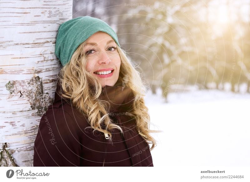 blonde Frau genießt sonnigen Wintertag Lifestyle Freizeit & Hobby Schnee Winterurlaub Mensch feminin Junge Frau Jugendliche Erwachsene 1 30-45 Jahre Natur