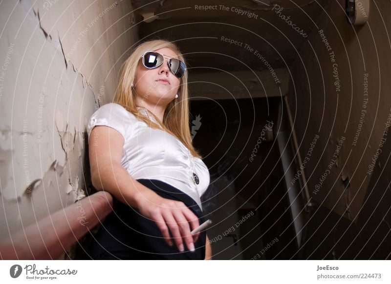 #224473 Lifestyle schön Nachtleben ausgehen Junge Frau Jugendliche Erwachsene Leben Sonnenbrille blond langhaarig beobachten Erholung Rauchen warten Coolness