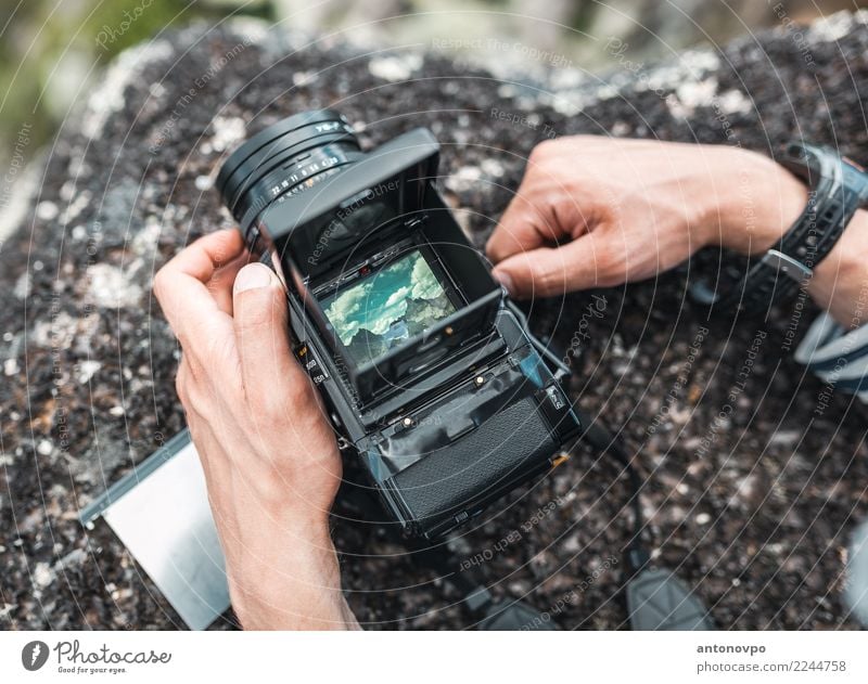 Ansicht von Ergaki im Kamerasucher Bildschirm Fotokamera Uhr Hand Finger Landschaft Himmel Felsen Berge u. Gebirge Metall Stahl Bewegung entdecken gehen