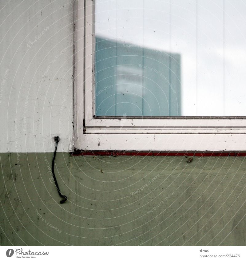 HH10.2 | Dr. Hook & The Container Show Himmel Mauer Wand Fenster Lack hängen dreckig grün weiß Haken Fensterhaken Fensterscheibe schäbig Fensterrahmen pendeln