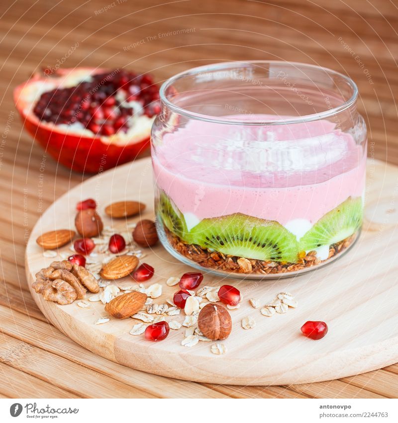 Müsli mit Gesetz Fett gepeitscht Hüttenkäse und Preiselbeer Joghurt Lebensmittel Frucht Getreide Dessert Frühstück Bioprodukte Diät Glas Essen braun grün rosa