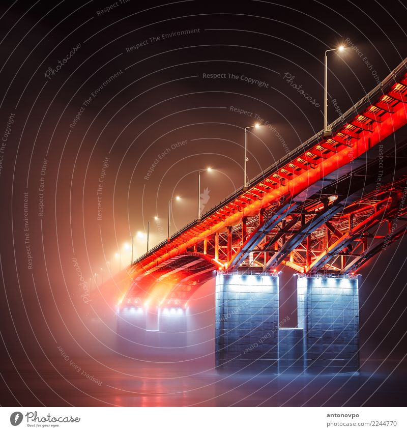 4. Brücke Krasnojarsk Stadt blau rot schwarz Architektur Gebäude Stadtleben Nebel Farbfoto Menschenleer Nacht Licht