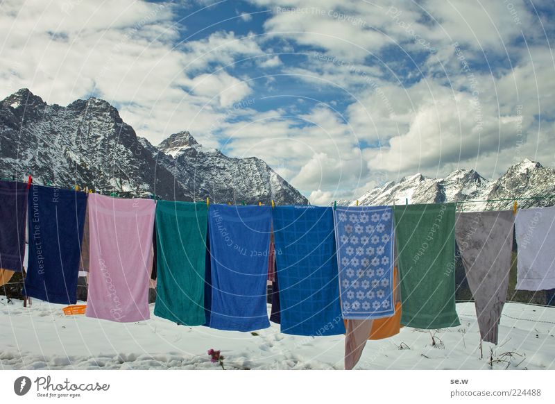 Waschtag Himmel Wolken Herbst Winter Schnee Alpen Berge u. Gebirge Kalkalpen Karwendelgebirge Schneebedeckte Gipfel Handtuch Wäsche Wäscheleine Wäsche waschen