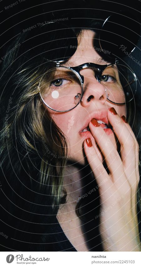 Junge Frau, die Retro- Gläser trägt Stil schön Haut Gesicht Mensch feminin Jugendliche 1 18-30 Jahre Erwachsene Brille Sonnenbrille brünett langhaarig dunkel