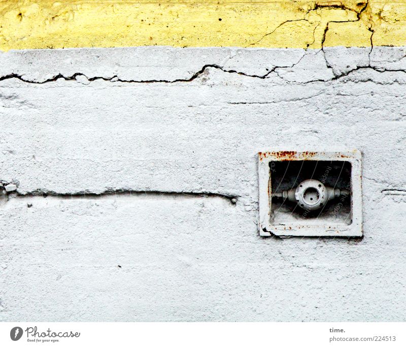 HH10.2 | Eye Of The Underground Kabel Mauer Wand Beton kaputt gelb grau Sicherheit Schutz Energie Elektrizität Verteilerdose Starkstrom Riss gerissen Rechteck