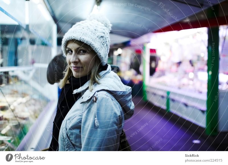 Buying cheese feminin Junge Frau Jugendliche Erwachsene 1 Mensch 18-30 Jahre Marktplatz Mütze kaufen Blick kalt blau violett Farbfoto Außenaufnahme Nacht