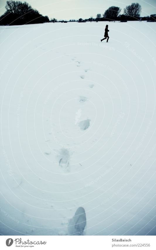Eskimo wettlauf Winter Schnee Winterurlaub wandern Wettlauf Spaziergang Schneewandern Mensch Natur Fußspur kalt Freude Schwarzweißfoto Textfreiraum Mitte