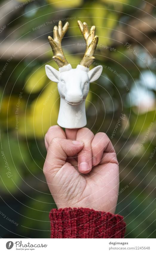 Statue von weißen Rotwild auf Mittelfinger Mensch Frau Erwachsene Mann Hand Finger Aggression Hirsche Hörner gestikulieren zeigen Zeichen Symbole & Metaphern
