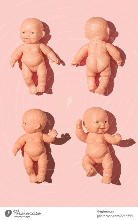 Babypuppe auf Rosa Design Haut Spielen Kind Kindheit Spielzeug Puppe Kunststoff alt sitzen nackt niedlich blau rosa vereinzelt Hintergrund Dolly Puppen Kopf