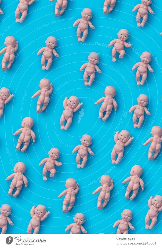 Baby-Puppe-Muster Design Haut Spielen Kind Kindheit Spielzeug Kunststoff alt sitzen nackt niedlich blau rosa Hintergrund Dolly Puppen Kopf Objektfotografie