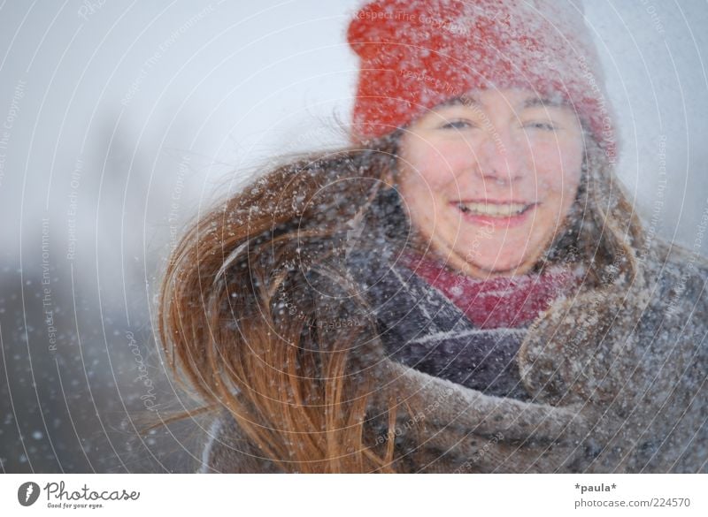 Schneeee! feminin Jugendliche Kopf Haare & Frisuren Gesicht 1 Mensch Winter Schneefall Schal Mütze brünett langhaarig Bewegung genießen lachen leuchten toben