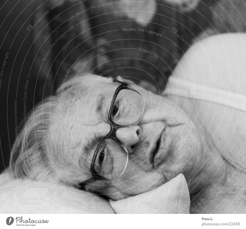 Mittagsschlaf - aufgewacht aufwachen Mann Senior Brille Sofa schlafen Kissen Großvater Unterhemd Porträt ausgeruht 80 mittagschlaf Erholung Gesicht Kopfkissen