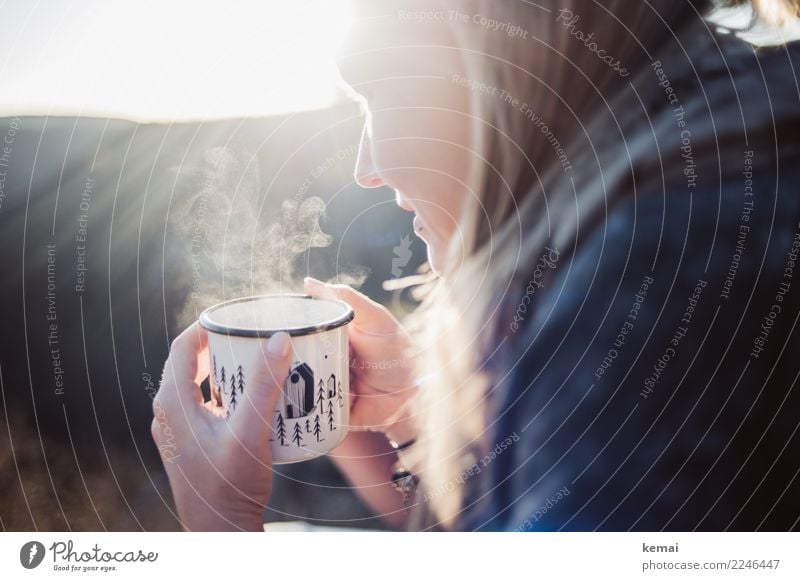 Junge Frau mit dampfender Tasse Heißgetränk Tee Becher Emaille Leben harmonisch Wohlgefühl Zufriedenheit Sinnesorgane Erholung ruhig Freizeit & Hobby Ausflug