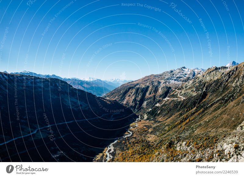 Ein Weg mit Blick Schweiz Schweizer Alpen Grimsel Pass Herbst Berge Schattenspiel