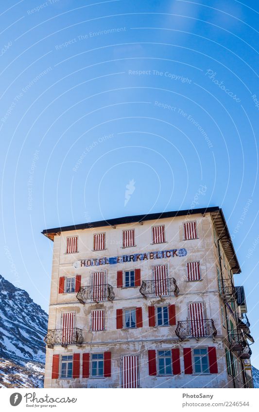 Hotel im Blick Schönes Wetter Haus alt ästhetisch eckig blau rot weiß Schnee Berge u. Gebirge Demontage altehrwürdig Farbfoto Außenaufnahme Textfreiraum oben