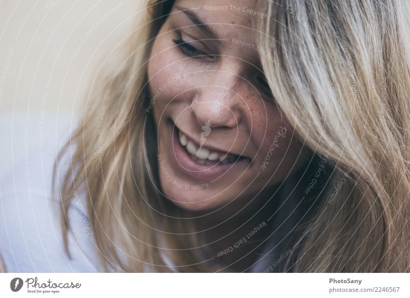 Ein lächeln hilft Mensch feminin Junge Frau Jugendliche Haare & Frisuren Zähne 1 18-30 Jahre Erwachsene blond Lächeln Fröhlichkeit Glück positiv schön braun