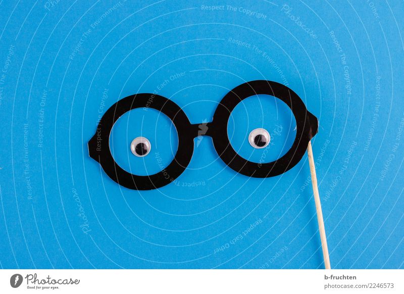 Durchblicker Karneval Auge Brille Papier beobachten Blick Freundlichkeit Neugier blau schwarz Wachsamkeit Requisit klug Mann maskulin Farbfoto Studioaufnahme