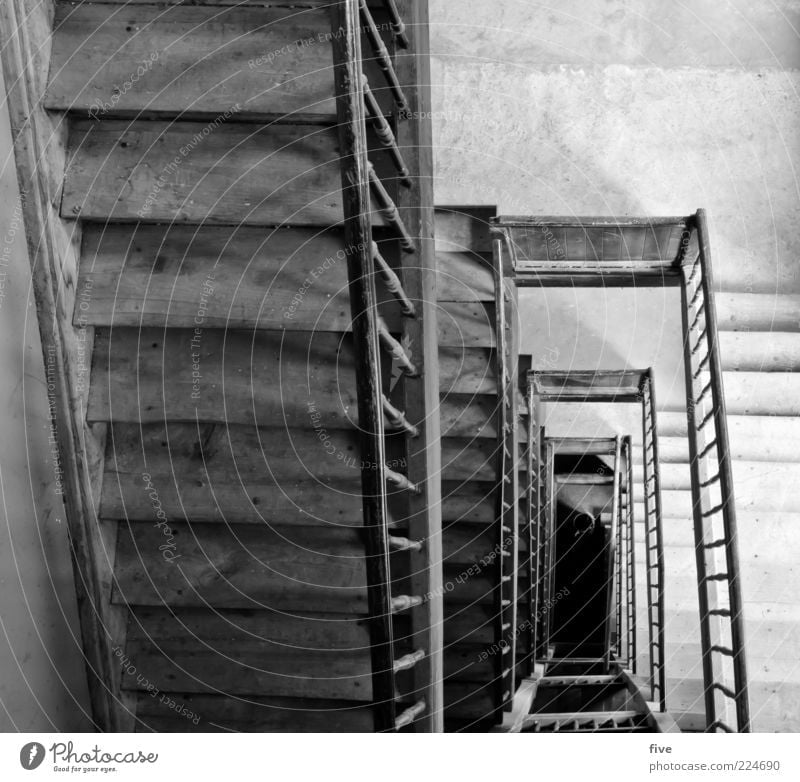 6.Stock Bauwerk Gebäude Treppe alt eckig einfach hoch schwarz weiß Treppengeländer Holz holztreppe Altbau Schwarzweißfoto Innenaufnahme Starke Tiefenschärfe