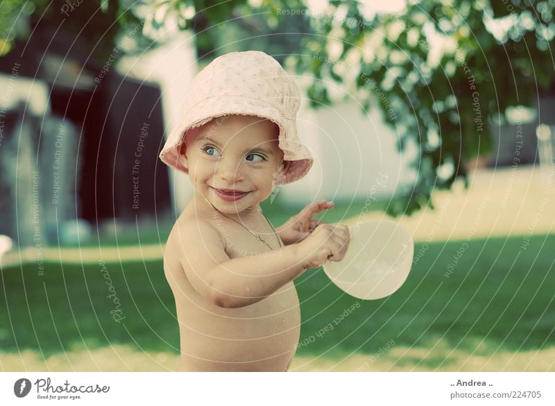 Kleiner Fratz Baby Kleinkind Mädchen 1-3 Jahre Lächeln lachen Spielen Nackedei allerliebst niedlich Kindheit Sonnenhut Schalen & Schüsseln festhalten Wiese